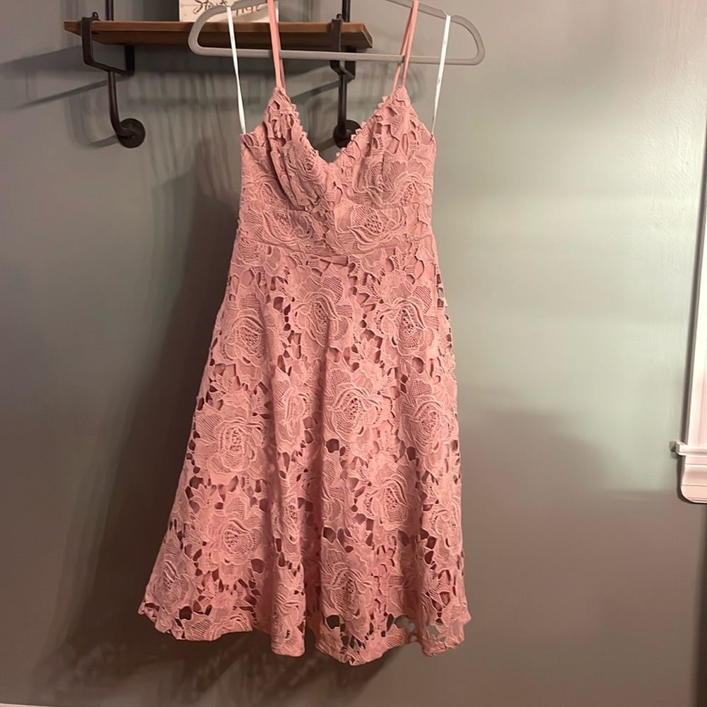 Nora Lee Dusty Rose Sleeveless
Lace Midi Dress